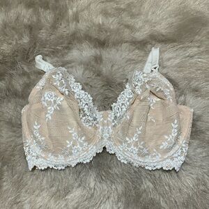 Wacoal Beige Lace Underwire Bra with White Embroidery